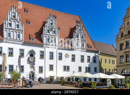 Die schöne Altstadt Meissen bei Dresden im Freistaat Sachsen. An einem perfekten Sommertag mit hellblauem Himmel aufgenommen. Stockfoto