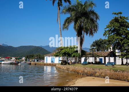 Blick auf das Wasser in der historischen Stadt Paraty mit Kolonialgebäuden, Bäumen, Bergen im Meer und im Atlantik, Brasilien, UNESCO-Weltkulturerbe Stockfoto