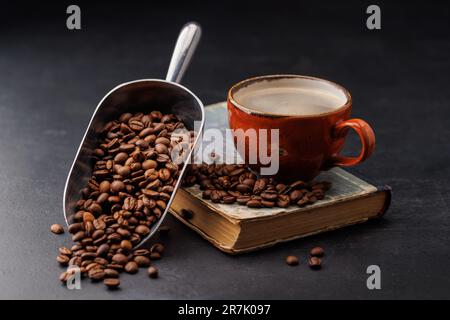 Reichhaltiger Kaffee in einer Tasse mit aromatisch gerösteten Bohnen, ein perfektes Morgengetränk Stockfoto