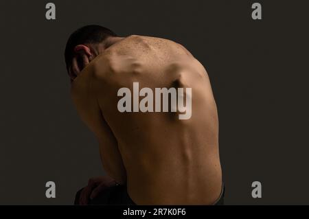 Junger Mann mit Depression, Traurigkeit und psychischem Zusammenbruch. Innere Angst kommt heraus. Schlechte Lebensqualität. Konzeptionelle Collage. Stockfoto