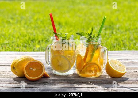 Erfrischende hausgemachte Limonade auf einem Gartentisch im Freien. Kalter Sommerdrink Stockfoto