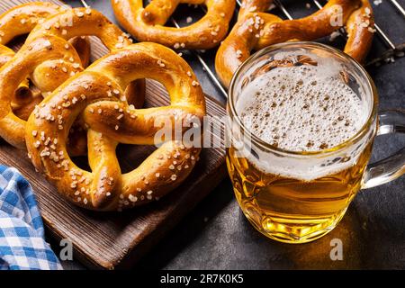 Frisch gebackene hausgemachte Brezeln und Bier vom Fass Stockfoto