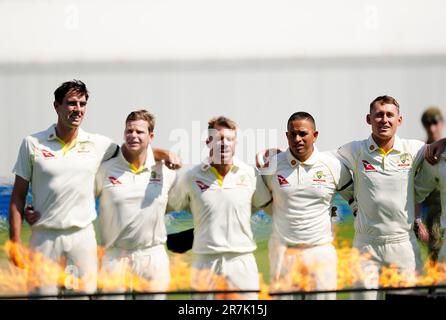 Australiens Pat Cummins, Steve Smith, David Warner, Usman Khawaja und Marnus Labuschagne singen ihre Nationalhymne vor dem ersten Ashes-Testspiel in Edgbaston, Birmingham. Foto: Freitag, 16. Juni 2023. Stockfoto