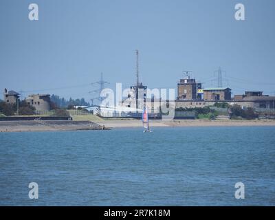 Sheerness, Kent, Großbritannien. 16. Juni 2023. UK Weather: Ein sonniger Morgen in Sheerness, Kent - ein Strandkatamaran mit Garrison Point Fort im Hintergrund. Kredit: James Bell/Alamy Live News Stockfoto