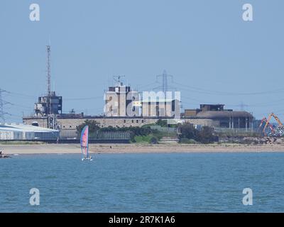 Sheerness, Kent, Großbritannien. 16. Juni 2023. UK Weather: Ein sonniger Morgen in Sheerness, Kent - ein Strandkatamaran mit Garrison Point Fort im Hintergrund. Kredit: James Bell/Alamy Live News Stockfoto