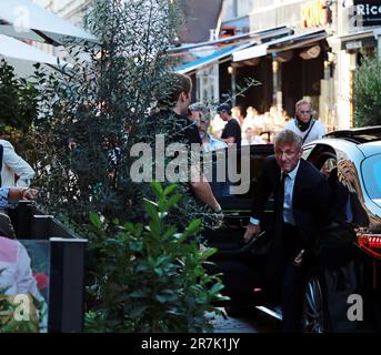 Sean Penn und seine neue Freundin Olga Korotyayeva kommen am 14. Juni 2023 zu einer Party in der Brasserie Astoria in Stockholm, Schweden. Sean Penn ist auf Lager Stockfoto