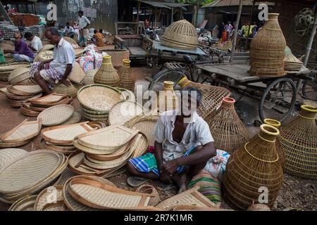 Bambusprodukte werden bei Ghior Bazar in Manikganj, Bangladesch, ausgestellt und verkauft Stockfoto