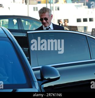 Sean Penn und seine neue Freundin Olga Korotyayeva vor dem Grand Hotel in Stockholm, Schweden, am 14. Juni 2023. Sean Penn ist in Stockholm, um Bril zu besuchen Stockfoto