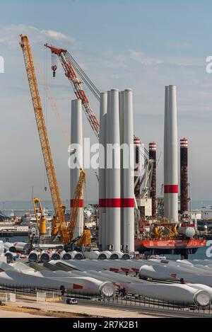 Hafen von Le Havre in Nordfrankreich. 2023. Offshore-Windturbinenanlage Schiff, das Turbinenblätter lädt, Richtung Windpark St. Brieuc, vor der Bretagne. Stockfoto