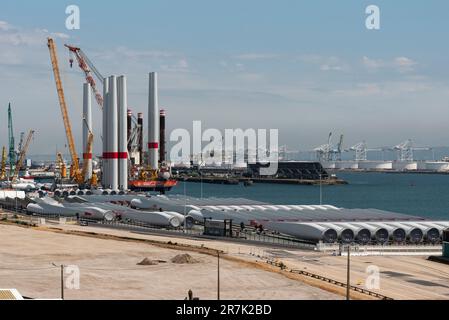 Hafen von Le Havre in Nordfrankreich. 2023. Offshore-Windturbinenanlage Schiff, das Turbinenblätter lädt, Richtung Windpark St. Brieuc, vor der Bretagne. Stockfoto