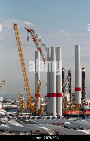 Hafen von Le Havre in Nordfrankreich. 2023. Offshore-Windturbinenanlage Schiff, das Turbinenblätter lädt, Richtung Windpark St. Brieuc, vor der Bretagne. Stockfoto