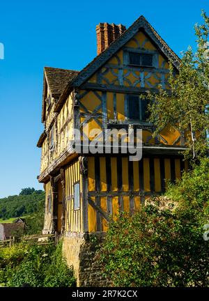 Craven Arms, Shropshire, Großbritannien - Juni 14. 2023: Ein Seitenblick auf das Gatehouse am Stokesay Castle, in Shropshire, Großbritannien Stockfoto