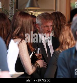 Sean Penn und seine neue Freundin Olga Korotyayeva kommen am 14. Juni 2023 zu einer Party in der Brasserie Astoria in Stockholm, Schweden. Sean Penn ist auf Lager Stockfoto