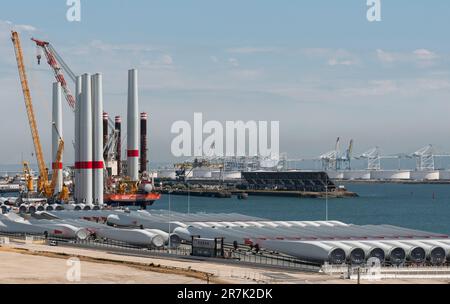 Hafen von Le Havre in Nordfrankreich. 2023. Offshore-Windturbinenanlage Schiff, das Turbinenblätter lädt, Richtung Windpark St. Brieuc, vor der Bretagne. Stockfoto