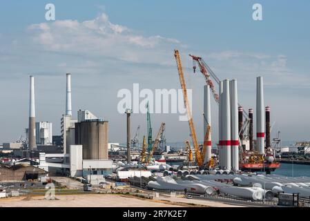 Hafen von Le Havre in Nordfrankreich. 2023. Offshore-Windturbinenanlage Schiff, das Turbinenblätter lädt, Richtung Windpark St. Brieuc, vor der Bretagne. Stockfoto