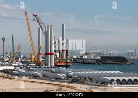 Hafen von Le Havre in Nordfrankreich. 2023. Offshore-Windturbinenanlage Schiff, das Turbinenblätter lädt, Richtung Windpark St. Brieuc, vor der Bretagne. Stockfoto