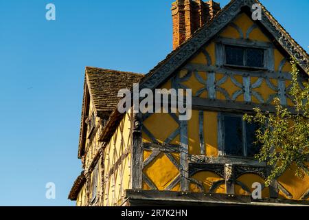 Craven Arms, Shropshire, Großbritannien - Juni 14. 2023: Detailliertere Sicht auf das Gatehouse am Stokesay Castle in Shropshire, Großbritannien Stockfoto