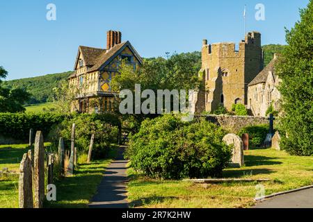 Craven Arms, Shropshire, Vereinigtes Königreich - Juni 14. 2023: Stokesay Castle, in Shropshire, Vereinigtes Königreich von den benachbarten Kirchengrundstücken an einem Morgen mit blauem Himmel Stockfoto