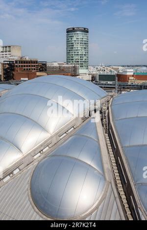 Birmingham, Großbritannien. Das Dach des Grand Central Einkaufszentrums (über der New Street Station) aus ETFE. Das Rotunda-Gebäude befindet sich im Hintergrund Stockfoto