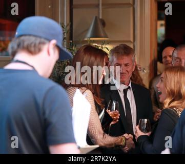 Sean Penn und seine neue Freundin Olga Korotyayeva kommen am 14. Juni 2023 zu einer Party in der Brasserie Astoria in Stockholm, Schweden. Sean Penn ist auf Lager Stockfoto