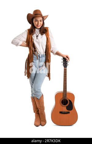 Schönes Cowgirl mit Gitarre auf weißem Hintergrund Stockfoto