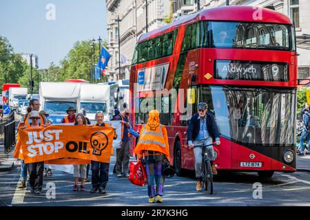 London, Großbritannien. 16. Juni 2023. Demonstranten lassen Busse und Rettungsfahrzeuge passieren, die tatsächlich mehr Probleme mit dem Verkehr haben - Polizei bewegt sich innerhalb von Minuten ein und macht die Straße frei - stoppen Sie einfach den Ölprotest auf Piccadilly am Tag, nachdem der Polizei neue Befugnisse gegeben wurden, um langsam laufende Proteste zu stoppen. Das übergeordnete Ziel der Gruppe besteht darin, die Regierung dazu zu bewegen, alle neuen Ölfelder zu stoppen. Als Teil der Bemühungen, die Klimakrise zu vermeiden. Kredit: Guy Bell/Alamy Live News Stockfoto