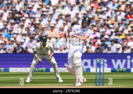 Birmingham, Großbritannien. 16. Juni 2023. ZAK Crawley aus England entgeht einem Türsteher beim LV= Insurance Ashes First Test Series Day 1 England vs Australia in Edgbaston, Birmingham, Vereinigtes Königreich, 16. . Juni 2023 . (Foto: Craig Thomas/News Images/Sipa USA) Guthaben: SIPA USA/Alamy Live News Stockfoto