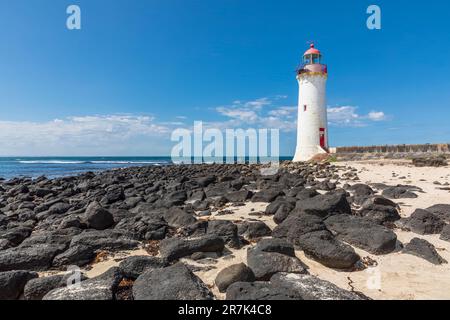 Australien, Victoria, Port Fairy, Rocky Beach und Port Fairy Lighthouse im Sommer Stockfoto