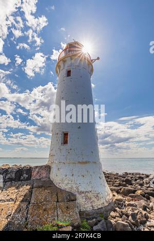 Australien, Victoria, Port Fairy, Rocky Beach und Port Fairy Lighthouse im Sommer Stockfoto