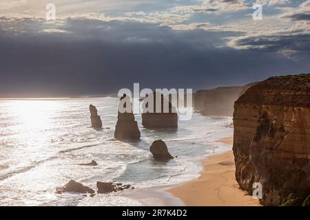 Australien, Victoria, Sturmwolken über zwölf Apostel im Port Campbell National Park Stockfoto