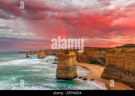 Australien, Victoria, lange Exposition von zwölf Aposteln bei bewölktem Morgengrauen Stockfoto