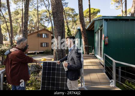 Berater erklärt den Hauseigentümern die solarbetriebene Station Stockfoto