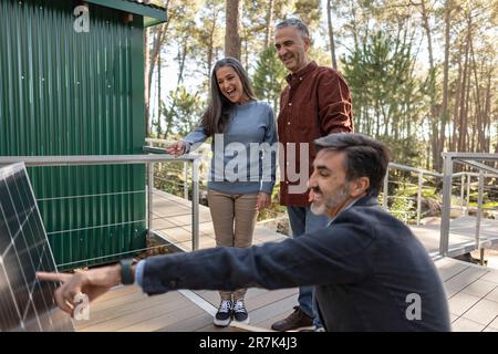 Berater erklärt den Hauseigentümern die solarbetriebene Station Stockfoto