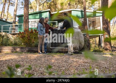 Berater erklärt den Hauseigentümern die solarbetriebene Station Stockfoto