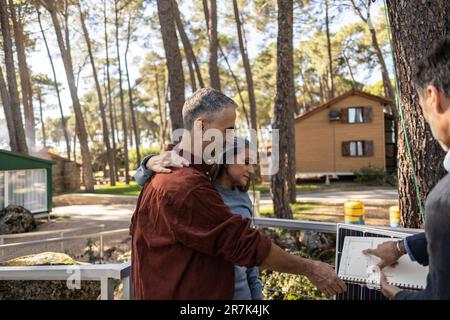 Berater erklärt den Hauseigentümern die solarbetriebene Station Stockfoto