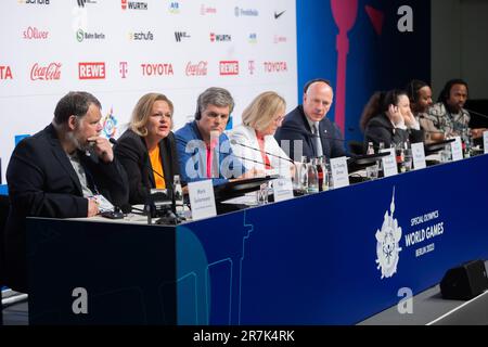 16. Juni 2023, Berlin: Mark Solomeyer (l-r), Vizepräsident und Sprecher der Sportler Special Olympics Deutschland, Nancy Faeser (SPD), Bundesministerin für Inneres und Inneres, Timothy Shriver, Chairman Special Olympics International, Christiane Krajewski, President Special Olympics Germany, Kai Wegee (CDU), Gouverneur von Renfredi, Berlin, USA Und die Madcon-Bandmitglieder Tshawe Baqwa und Yosef Wolde-Mariam nehmen an der Pressekonferenz der Sonderolympiade der Weltspiele Berlin 2023 Teil. Credit - dpa/Alamy Live News Stockfoto