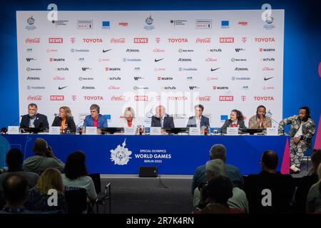 16. Juni 2023, Berlin: Mark Solomeyer (l-r), Vice President und Athlet Sprecher der Sonderolympiade Deutschland, Nancy Faeser (SPD), Bundesministerin für Inneres und Inneres, Christiane Krajewski, Präsidentin der Sonderolympiade Deutschland, Kai Wegner (CDU), Bürgermeister von Berlin, Sven Albrecht, Geschäftsführer der Sonderolympiade der Olympiade World Games, Manfredi, US-Renathlete Berlin 2023, Und Mitglieder der Band Madcon Yosef Wolde-Mariam und Tshawe Baqwa nehmen an der Auftaktpresse der Special Olympics World Games Berlin 2023 Teil. Credit - dpa/Alamy Live News Stockfoto