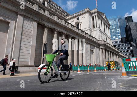 Bank of England, die am 24. Mai 2023 in London, Großbritannien, derzeit größere Renovierungsarbeiten an der Straßenkonstruktion und den Gehwegen in der City of London durchführt. Die City of London ist ein Stadtbezirk, ein Bezirk und ein Gemeindebezirk, in dem sich das zentrale Geschäftsviertel (CBD) von London befindet. Die City of London wird allgemein einfach als City bezeichnet und auch umgangssprachlich als Square Mile bezeichnet. Stockfoto