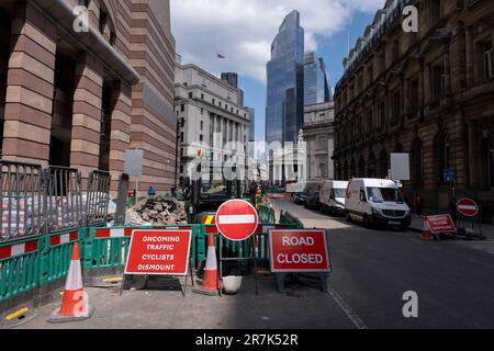 Bank, die am 24. Mai 2023 in London, Großbritannien, größere Renovierungsarbeiten an der Straßenkonstruktion und den Gehwegen in der City of London durchführt. Die City of London ist ein Stadtbezirk, ein Bezirk und ein Gemeindebezirk, in dem sich das zentrale Geschäftsviertel (CBD) von London befindet. Die City of London wird allgemein einfach als City bezeichnet und auch umgangssprachlich als Square Mile bezeichnet. Stockfoto