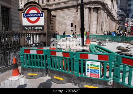 Bank of England, die am 24. Mai 2023 in London, Großbritannien, derzeit größere Renovierungsarbeiten an der Straßenkonstruktion und den Gehwegen in der City of London durchführt. Die City of London ist ein Stadtbezirk, ein Bezirk und ein Gemeindebezirk, in dem sich das zentrale Geschäftsviertel (CBD) von London befindet. Die City of London wird allgemein einfach als City bezeichnet und auch umgangssprachlich als Square Mile bezeichnet. Stockfoto