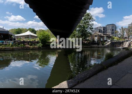 Neue Brücke über den Regents Canal in Kings Cross am 24. Mai 2023 in London, Vereinigtes Königreich. Kings Cross Central ist ein Multi-Milliarden Pfund Mixed-Use-Entwicklungsgebiet auf einem Gelände, das im Besitz und unter der Kontrolle der Kings Cross Central Limited Partnership steht und etwa 67 Hektar ehemaliges Eisenbahngelände umfasst. King’s Cross ist eine der größten und transformativen Neuentwicklungen, die in London in jüngster Zeit zu sehen waren und eine ehemalige Industriestätte in ein erneuertes und lebendiges Gebiet mit Plätzen, Parks, Häusern, Geschäften, Büros, Galerien, Bars, Restaurants und Bildungsgebäude. Stockfoto