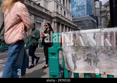 Bank of England, die am 24. Mai 2023 in London, Großbritannien, derzeit größere Renovierungsarbeiten an der Straßenkonstruktion und den Gehwegen in der City of London durchführt. Die City of London ist ein Stadtbezirk, ein Bezirk und ein Gemeindebezirk, in dem sich das zentrale Geschäftsviertel (CBD) von London befindet. Die City of London wird allgemein einfach als City bezeichnet und auch umgangssprachlich als Square Mile bezeichnet. Stockfoto