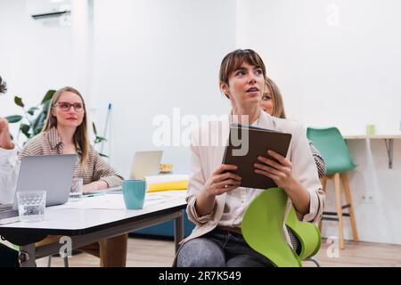Geschäftskollegen, die an einer Präsentation im Büro teilnehmen Stockfoto
