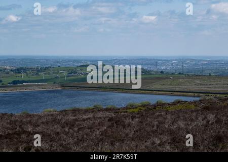 Landschaftsblick vom Ovenden Moor in Richtung Thornton Moor Reservoir in Richtung Thornton und in der Ferne, Bradford am 5. Juni 2023 in Ogden nahe Halifax, Großbritannien. Stockfoto