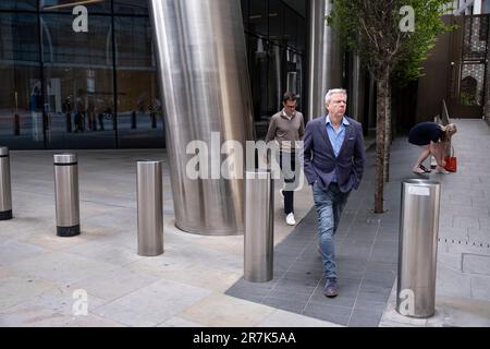 Menschen und Stadtarbeiter interagieren mit architektonischen Säulen und Pollern auf Straßenebene vor 100 Bishopsgate in der City of London am 25. Mai 2023 in London, Großbritannien. Die City of London ist ein Stadtbezirk, ein Bezirk und ein Gemeindebezirk, in dem sich das zentrale Geschäftsviertel (CBD) von London befindet. Die City of London wird allgemein einfach als City bezeichnet und auch umgangssprachlich als Square Mile bezeichnet. Stockfoto