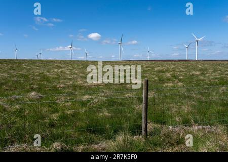 Windturbinen am Ovenden Moor in West Yorkshire am 5. Juni 2023 in Ogden bei Halifax, Vereinigtes Königreich. Die Windfarm Ovenden Moor ist ein Windkraftwerk nördlich von Halifax in West Yorkshire, das 1993 mit 23 Turbinen eröffnet wurde. Sie sind immer wieder kritisiert und beanstandet worden. Stockfoto