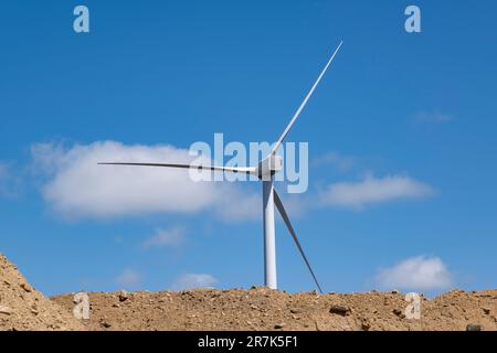 Windturbinen über einem Steinbruch am Ovenden Moor in West Yorkshire am 5. Juni 2023 in Ogden bei Halifax, Vereinigtes Königreich. Die Windfarm Ovenden Moor ist ein Windkraftwerk nördlich von Halifax in West Yorkshire, das 1993 mit 23 Turbinen eröffnet wurde. Sie sind immer wieder kritisiert und beanstandet worden. Stockfoto