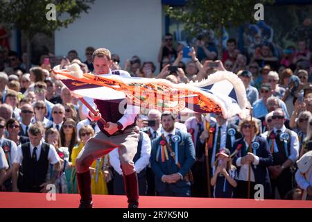 Selkirk, Schottland. Freitag, 16. Juni 2023. Königlicher Burgh-Standardträger, Thomas Bell, der die Burgh-Flagge auf dem Marktplatz spielt. Selkirk erinnert an seine Geschichte und feiert sie beim jährlichen Common Riding, das am zweiten Freitag nach dem ersten Montag im Juni stattfindet, wenn die Stadtgrenzen oder Märsche durchfahren werden. Kredit: Rob Gray/Alamy Live News Stockfoto