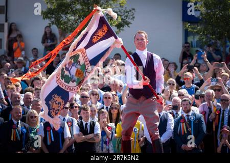 Selkirk, Schottland. Freitag, 16. Juni 2023. Königlicher Burgh-Standardträger, Thomas Bell, der die Burgh-Flagge auf dem Marktplatz spielt. Selkirk erinnert an seine Geschichte und feiert sie beim jährlichen Common Riding, das am zweiten Freitag nach dem ersten Montag im Juni stattfindet, wenn die Stadtgrenzen oder Märsche durchfahren werden. Kredit: Rob Gray/Alamy Live News Stockfoto