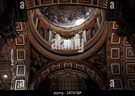 Cupola chiesa im Vatikan, Rom, Vatikanstadt Rom, wunderschöne Kuppel einer römischen Kirche Stockfoto